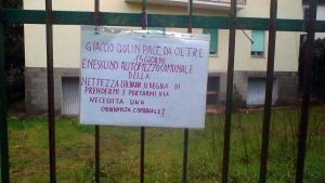 Viterbo - L'immondizia in via Col Moschin e il cartello 