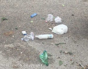 Viterbo - Plastica a terra in zona Murialdo
