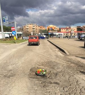 Viterbo - I fiori messi un una delle buche della città