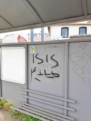 Civita Castellana - Scritta "Isis" alla stazione della Roma Nord- Catalano