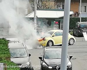 Viterbo - Macchina in fiamme al Murialdo 