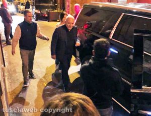 Caprarola - Anthony Hopkins saluta i fan