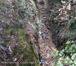 Strada provinciale Vetrallese - Forra piena di rifiuti