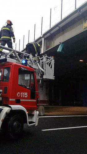 Semaforo pericolante sulla Viterbo-Orte - L'intervento dei vigili del fuoco