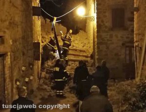 Paura a Chia - Crollo nel centro storico - L'intervento dei vigili del fuoco