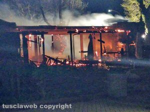 Capodimonte - Lo scheletro del ristorante in fiamme