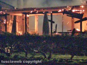 Capodimonte - Lo scheletro del ristorante in fiamme