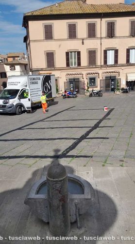 Piazza Fontana Grande - Il pavimento in peperino verniciato di nero