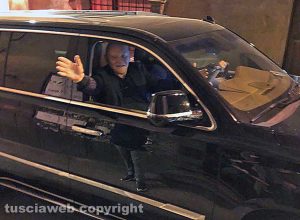 Caprarola - Anthony Hopkins saluta i fan