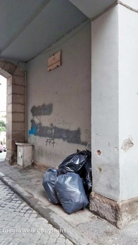 Viterbo - Cumuli di immondizia in via Beato Giacomo