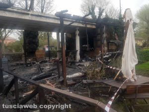 Capodimonte - Lo scheletro del ristorante dopo l'incendio