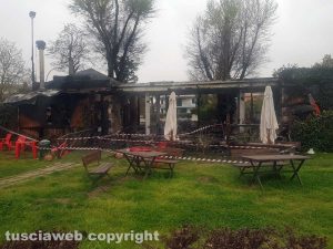 Capodimonte - Lo scheletro del ristorante dopo l'incendio