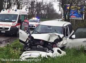 Viterbo - Frontale furgone-auto sulla Teverina