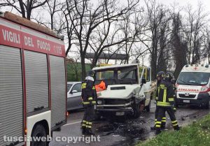 Viterbo - Frontale furgone-auto sulla Teverina