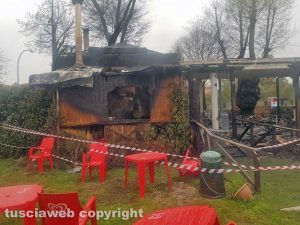 Capodimonte - Lo scheletro del ristorante dopo l'incendio