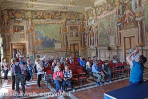 Viterbo - Turisti in sala Regia