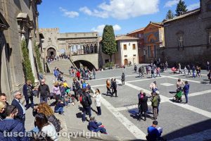 Viterbo - Turisti a piazza San Lorenzo