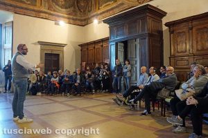 Viterbo - Turisti a Palazzo dei Papi