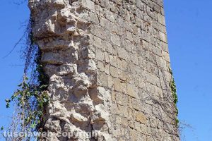 Soriano nel Cimino, Chia - Ciò che resta del muro crollato