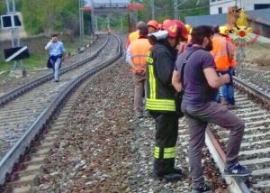 Torino - Treno urta gru e deraglia