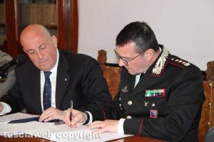 Prefettura - La firma del protocollo del colonnello dei carabinieri Giuseppe Palma