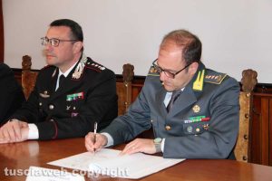 Prefettura - La firma del protocollo del comandante della finanza Giosuè Colella