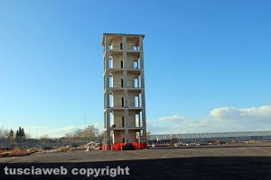 Viterbo - La torre di addestramento nella nuova caserma dei vigili del fuoco