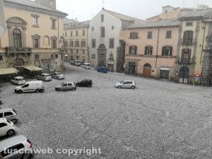 Viterbo - La grandine imbianca piazza del Comune