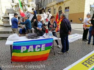 Viterbo - La manifestazione per la pace a piazza delle Erbe
