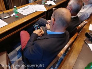 Viterbo Consiglio comunale - Paolo Simoni alle prese col telefonino