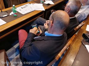 Viterbo Consiglio comunale - Paolo Simoni alle prese col telefonino