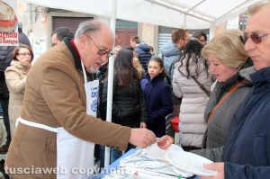 Viterbo - La colazione di Pasqua a Pianoscarano - Aldo Fabbrini serve i salumi
