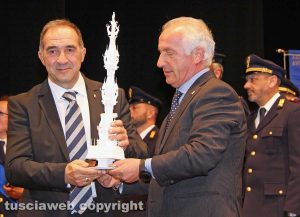 Viterbo - 166esimo anniversario della polizia - Il questore Lorenzo Suraci riceve dal costruttore della macchina di santa Rosa Vincenzo Fiorillo il modellino di Gloria