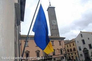 Viterbo - Le bandiere fuori palazzo dei Priori