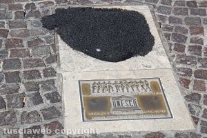 Viterbo - Piazza Fontana Grande - Lo stemma dei facchini coperto