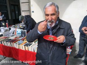 Viterbo - La colazione di Pasqua di Paperonly a pizza del Comune 