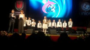 Il coro sul palco del teatro Ariston di Sanremo