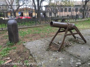Soriano nel Cimino - Un reperto bellico di fronte al monumento ai caduti