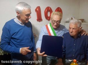 Bomarzo - La consegna della targa a nonno Peppe per i suoi 100 anni 