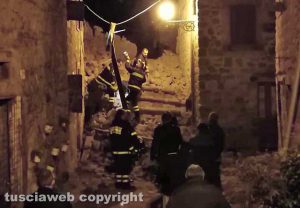 Paura a Chia - Crollo nel centro storico - L'intervento dei vigili del fuoco