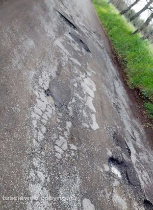 Viterbo - Le buche in strada Salamaro 