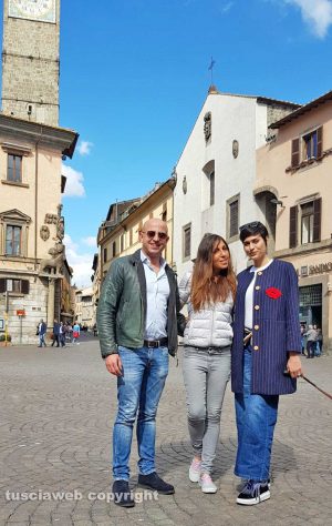 Viterbo - Foto di gruppo per Alice Sabatini in città