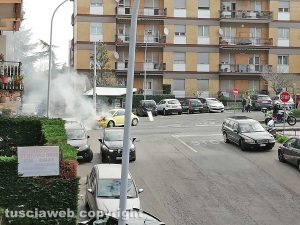Viterbo - Macchina in fiamme al Murialdo 