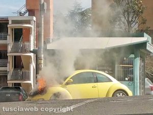 Viterbo - Macchina in fiamme al Murialdo