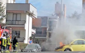 Viterbo - Macchina in fiamme al Murialdo