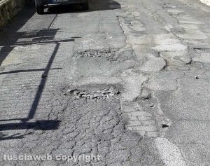 Viterbo - Le buche a Via Pieve di Cadore e Via Piave