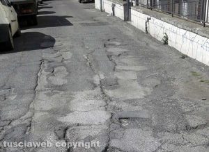 Viterbo - Le buche a Via Pieve di Cadore e Via Piave