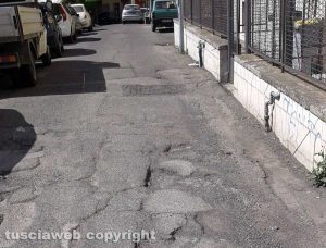 Viterbo - Le buche a Via Pieve di Cadore e Via Piave