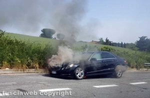 La Mercedes in fiamme sulla Cassia bis