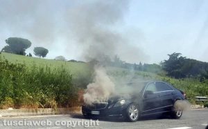 La Mercedes in fiamme sulla Cassia bis